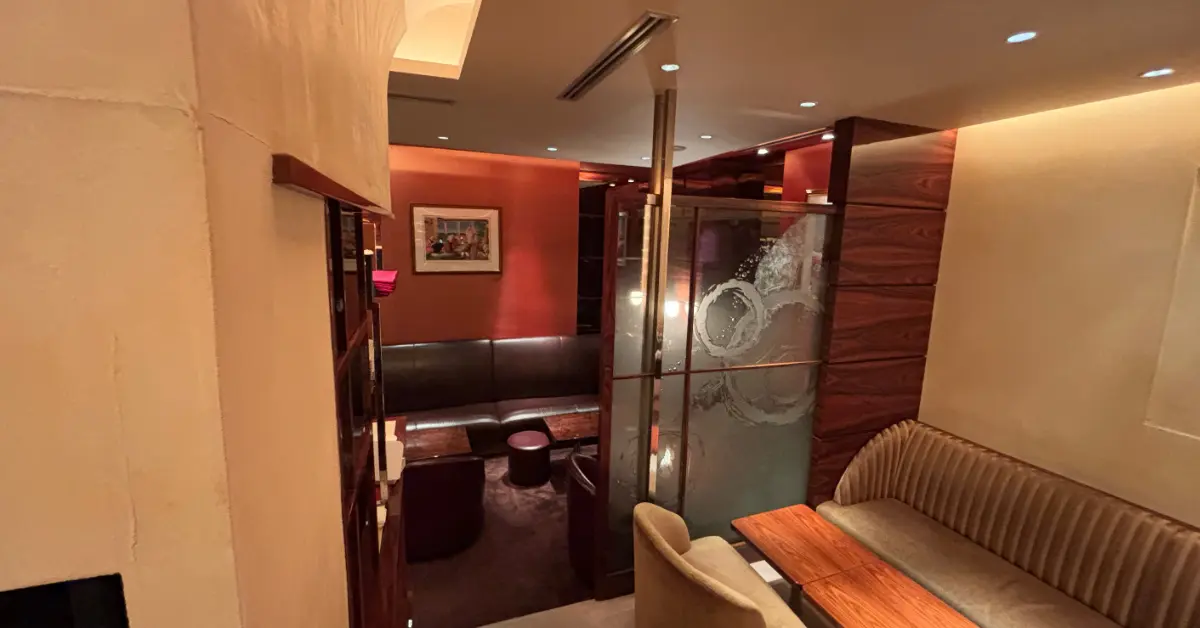 銀座アベニューのメインフロア画像 テーブル側から撮影 店内内装 高級クラブ体入求人