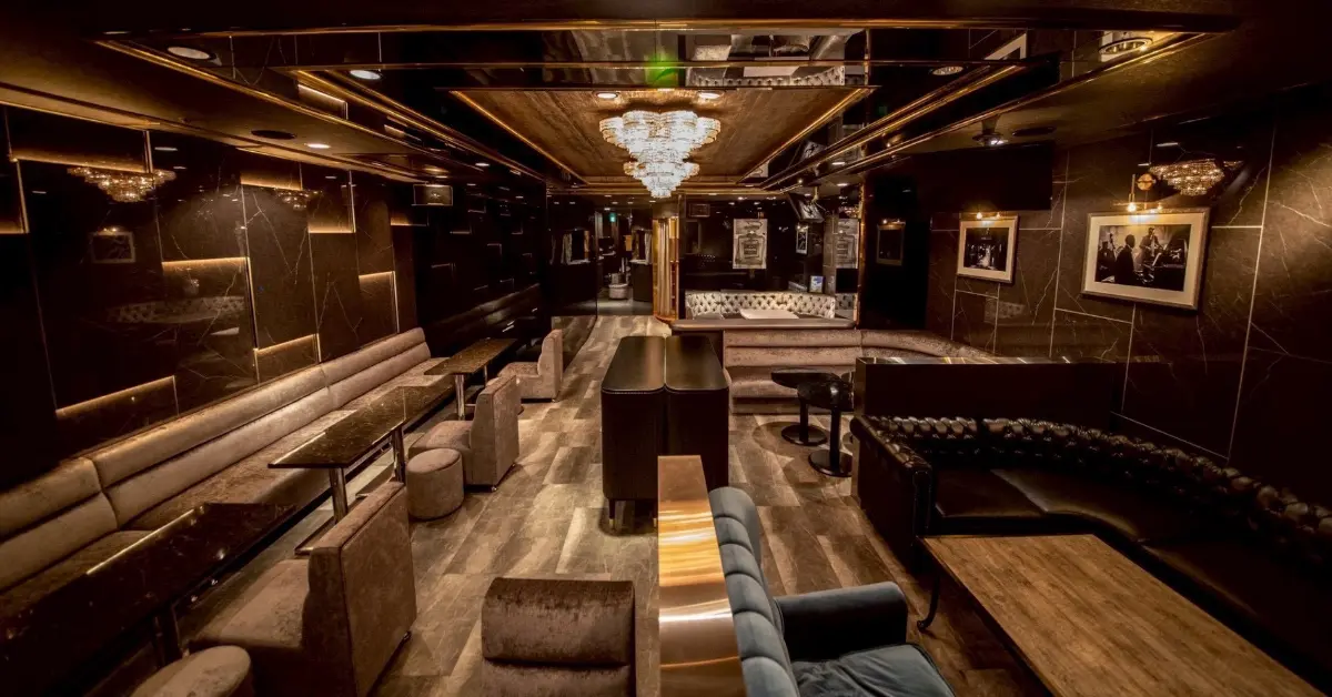 銀座パラディのメインフロア画像 店内内装 通路側から撮影 キャバクラ体入求人