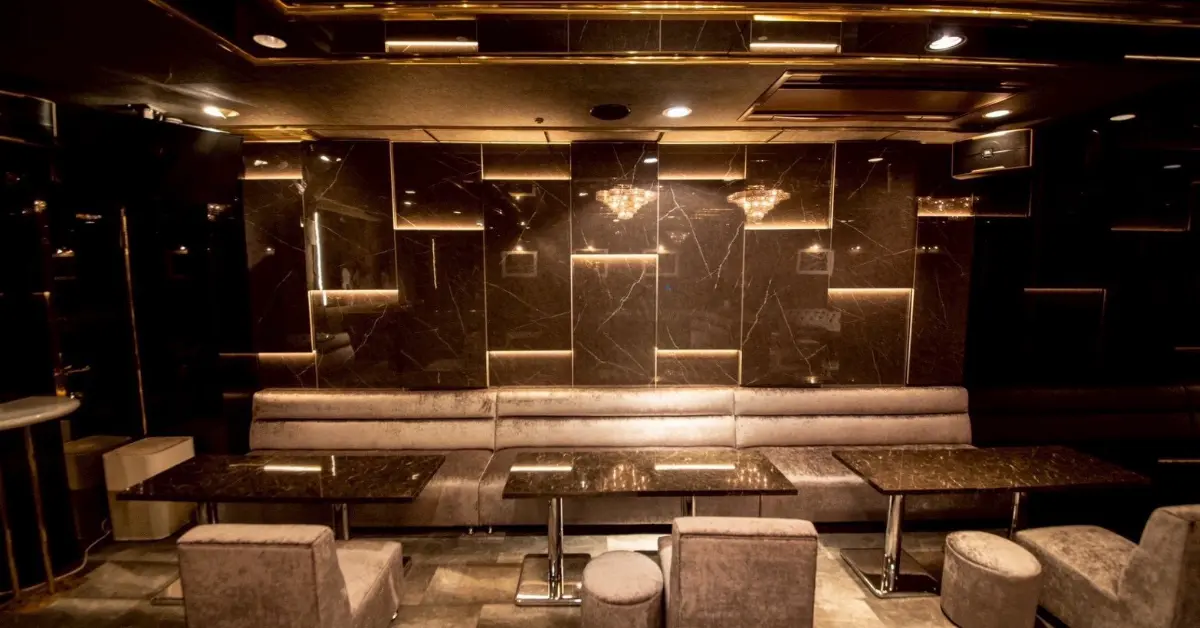 銀座パラディのメインフロア画像 ソファ側から撮影 店内内装 キャバクラ体入求人