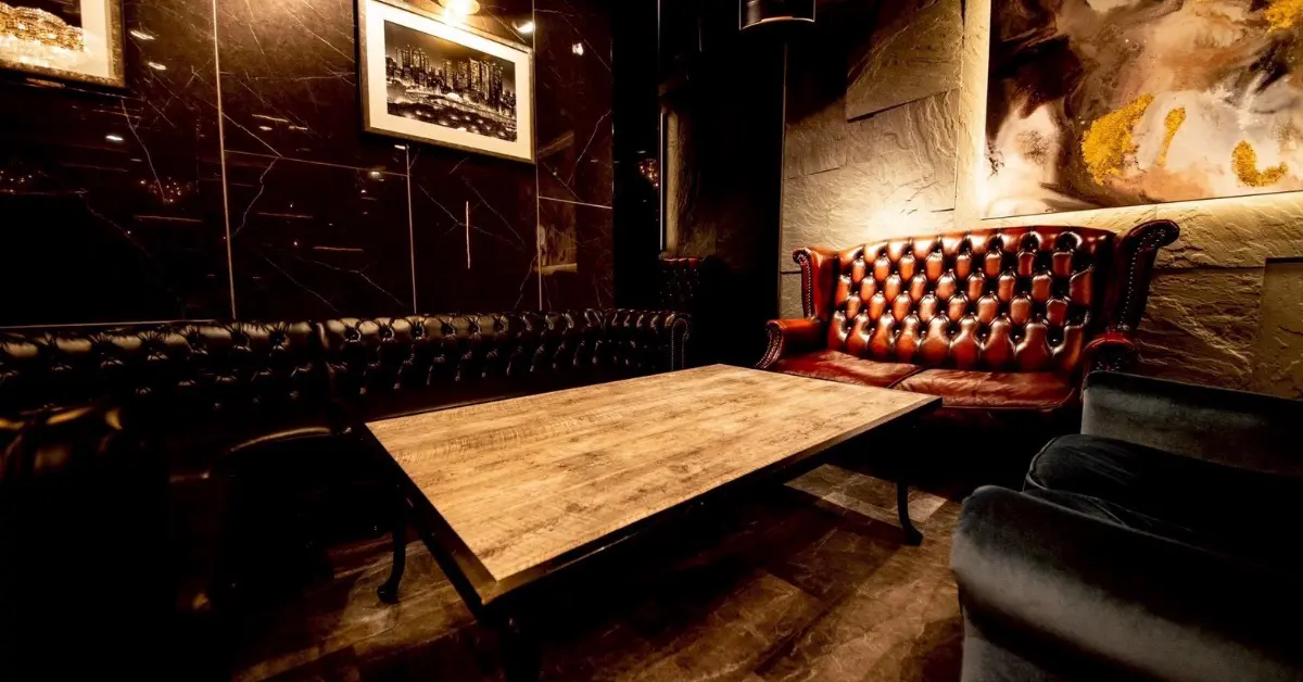 銀座パラディのメインフロア画像 テーブル側から撮影 店内内装 キャバクラ体入求人