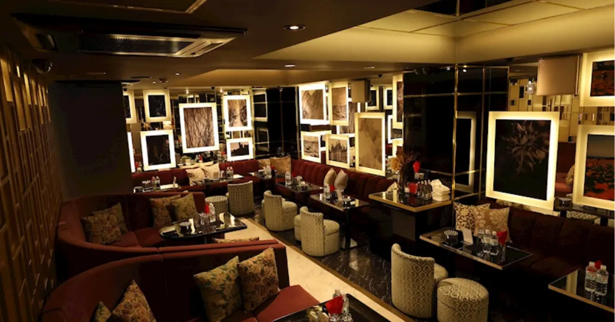 松戸テミスのメインフロア（店内内装・通路から撮影） - キャバクラ体入バイト求人