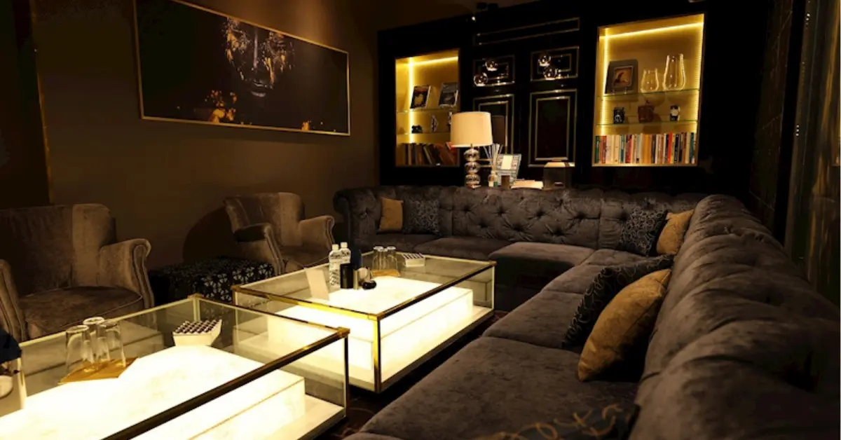 松戸テミスの個室VIPルーム（店内内装・ソファから撮影） - キャバクラ体入バイト求人