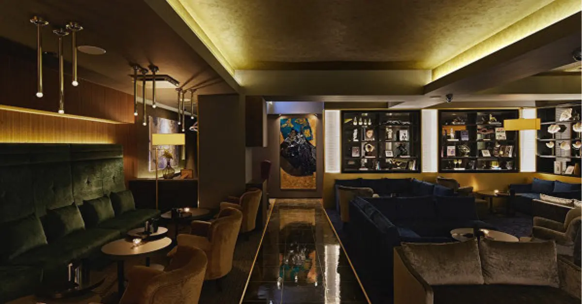 松戸＋アップステアーズ＋メインフロア 店内内装＋通路側から撮影