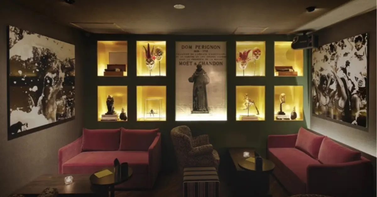 松戸＋アップステアーズ＋個室VIPルーム 店内内装＋通路側から撮影