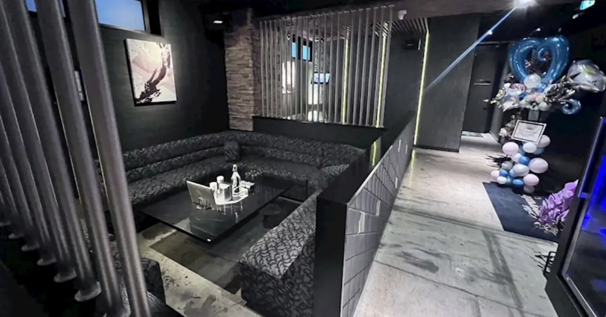 千葉富士見町ジェネレーションのメインフロア 店内内装＋ソファ側から撮影