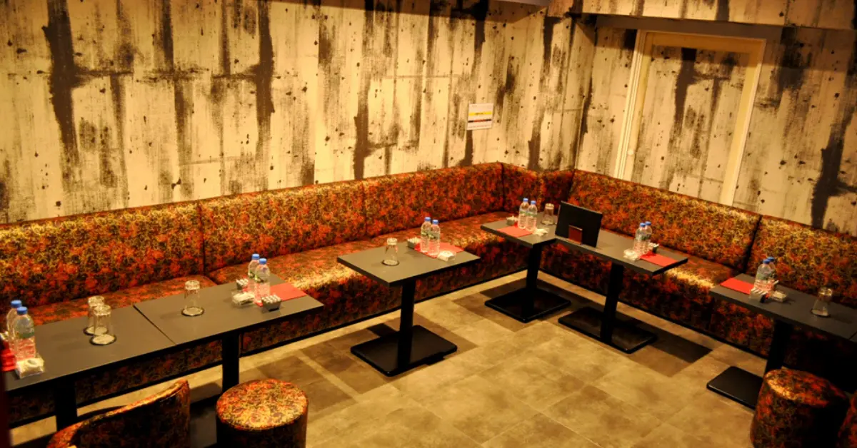 千葉富士見町ロジャーの個室VIPルーム 店内内装+テーブル側から撮影