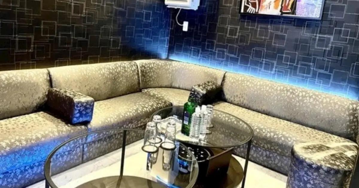 千葉みゆき通りクレヨンのメインフロア 店内内装+テーブル側から撮影