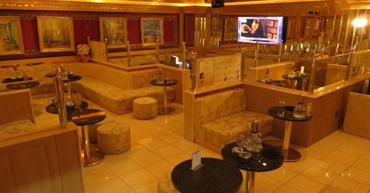 船橋クリスタルシューズのメインフロア 店内内装+通路側から撮影