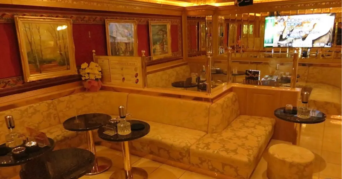 船橋クリスタルシューズのメインフロア 店内内装+ソファ側から撮影