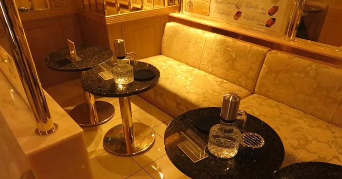 船橋クリスタルシューズのメインフロア 店内内装+テーブル側から撮影