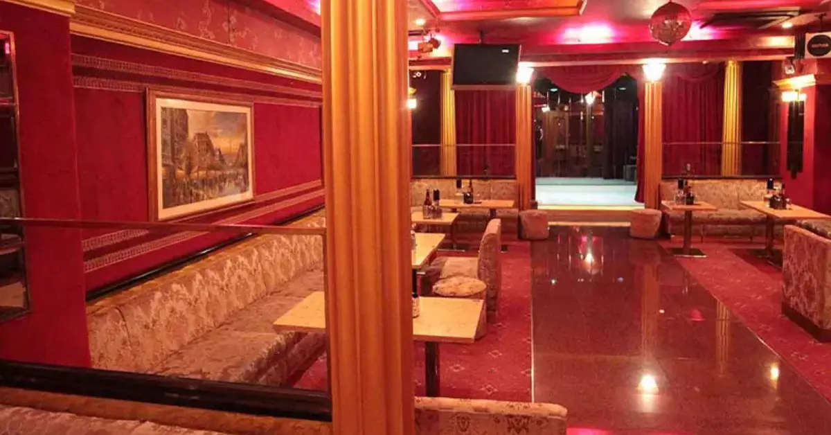 船橋シルクファイブのメインフロア 店内内装+通路側から撮影