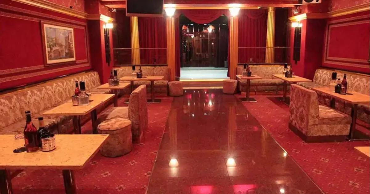 船橋シルクファイブのメインフロア 店内内装+入り口側から撮影