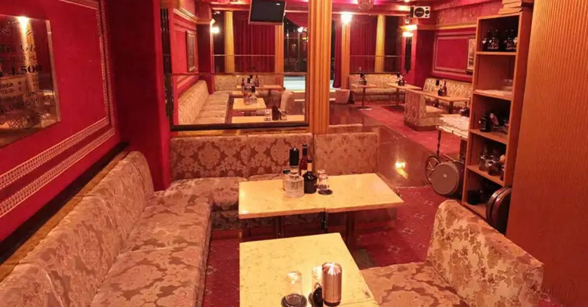 船橋シルクファイブのメインフロア 店内内装+ソファ側から撮影