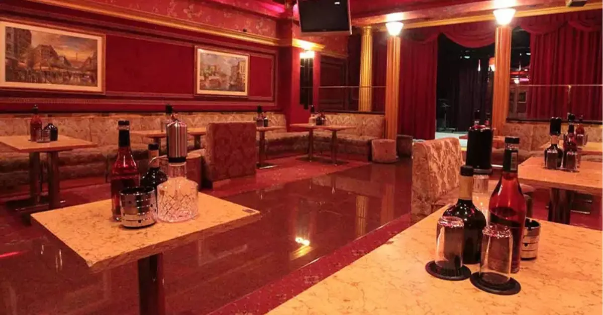 船橋シルクファイブのメインフロア 店内内装+テーブル側から撮影