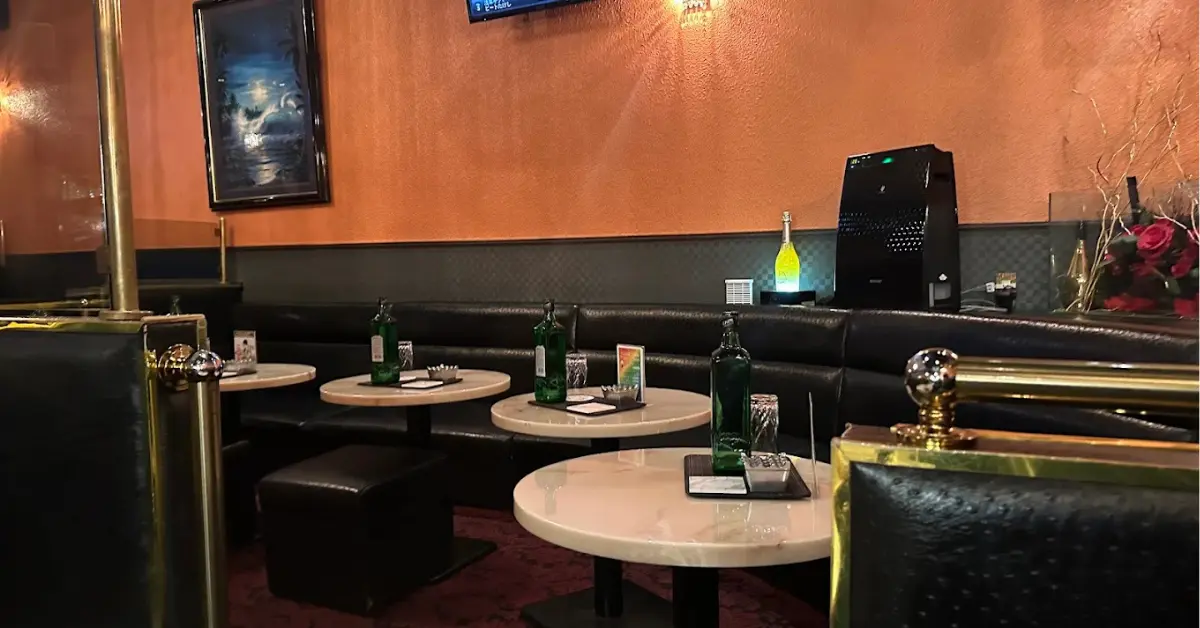 船橋トゥルースのメインフロア 店内内装 ソファ側から撮影