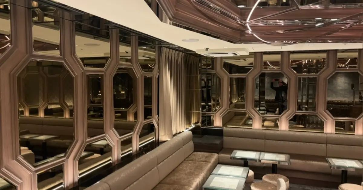 銀座キリンのメインフロア 店内内装 通路側から撮影