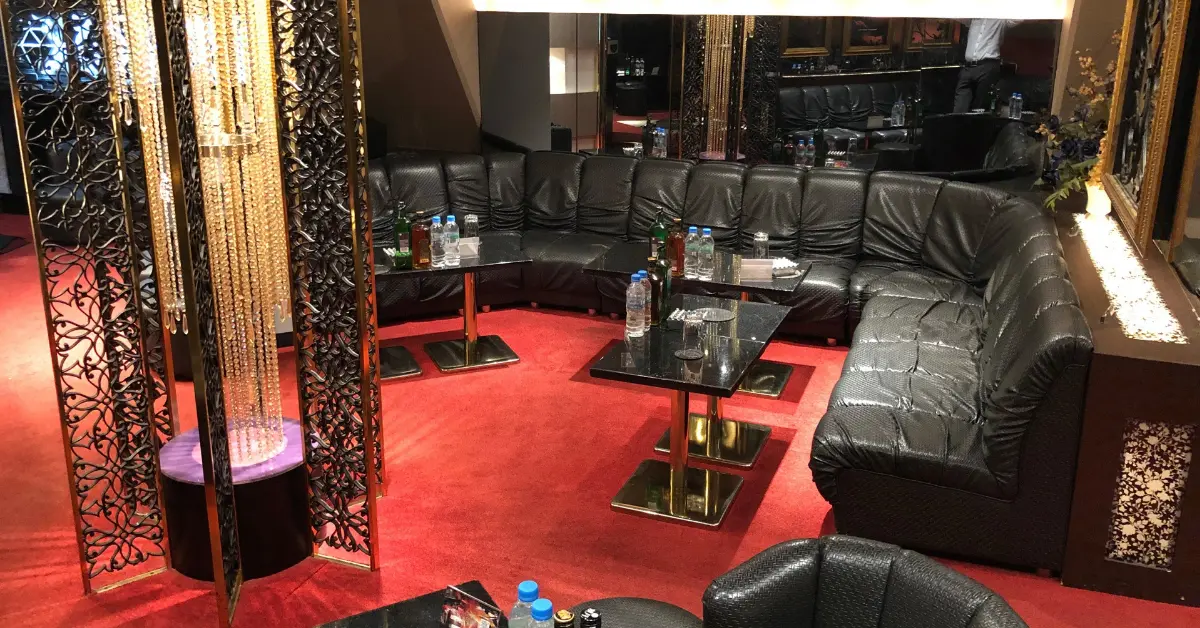 市川ダイヤモンドプリンセスのメインフロア 店内内装+通路側から撮影