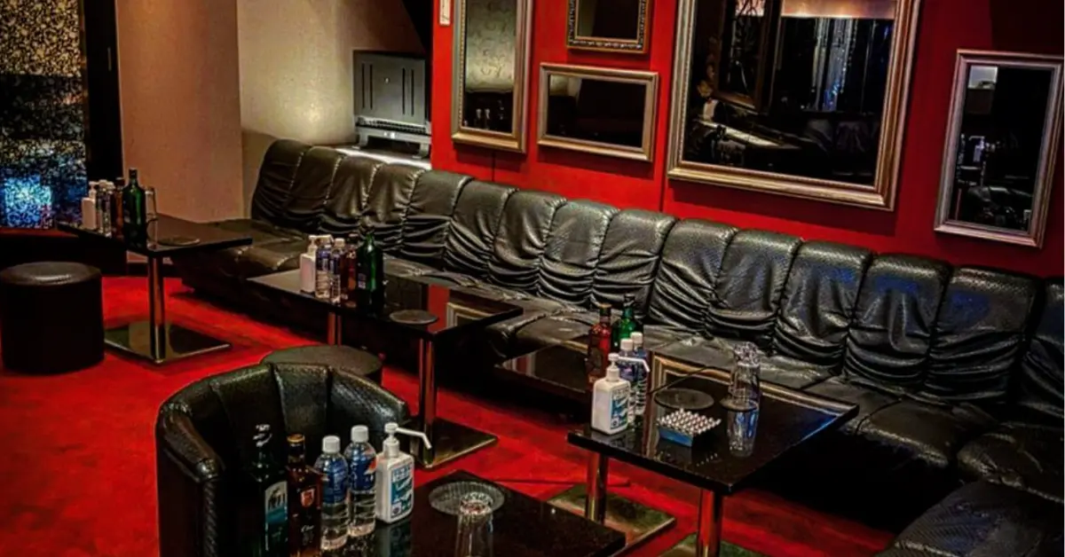 市川ダイヤモンドプリンセスのメインフロア 店内内装+ソファ側から撮影