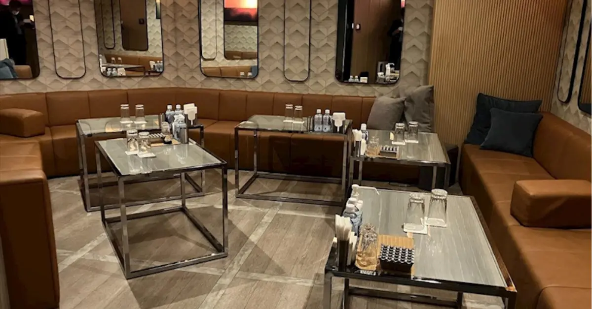 市川ロアーのメインフロア 店内内装+通路側から撮影