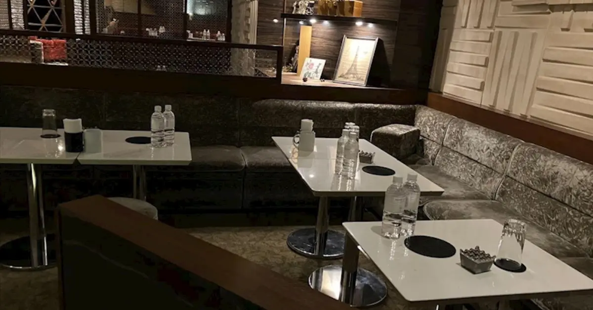 市川ロアーのメインフロア 店内内装+テーブル側から撮影