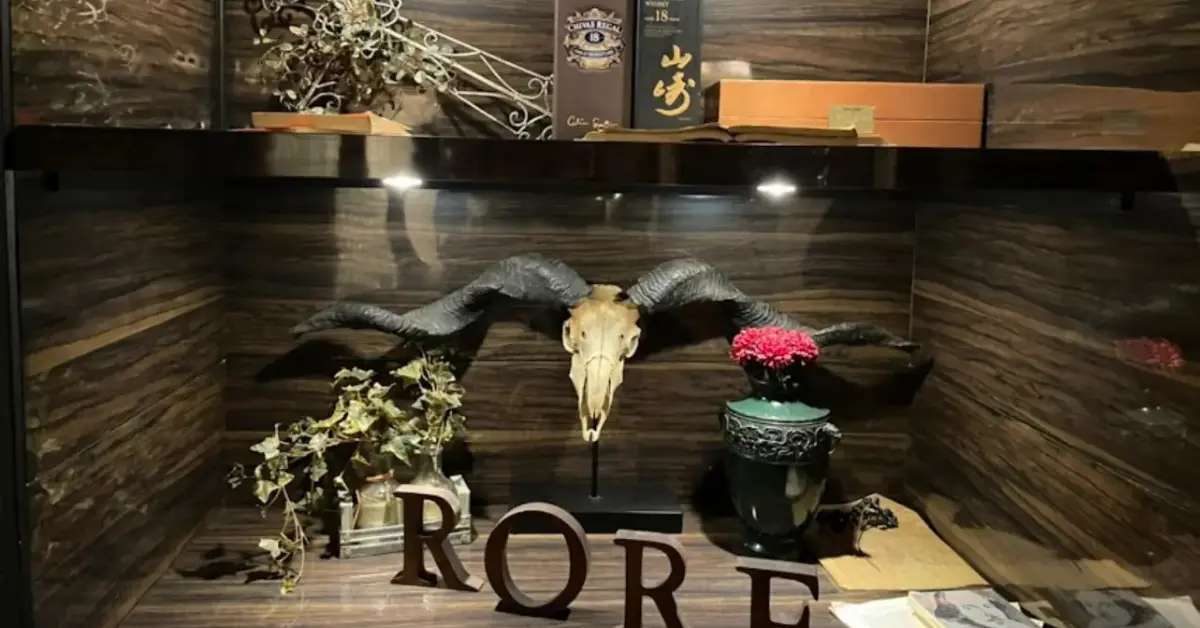 市川ロアーの個室VIPルーム 店内内装+入り口側から撮影