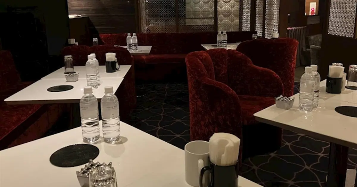 市川ロアーの個室VIPルーム 店内内装+テーブル側から撮影