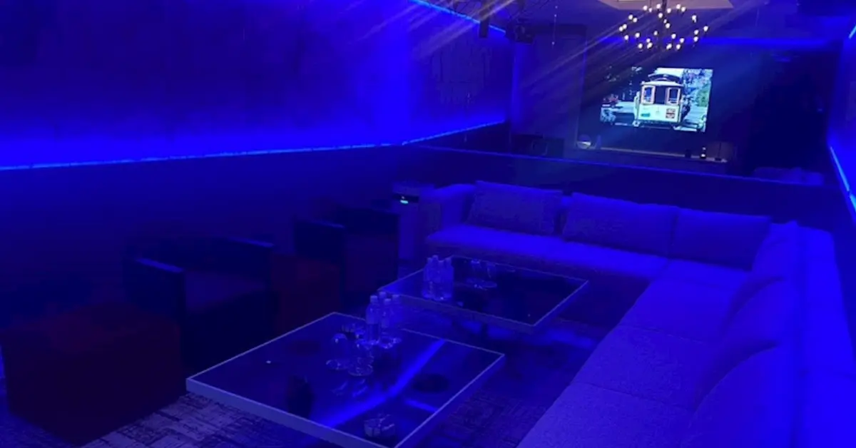 柏バロールの個室VIPルーム 店内内装＋ソファ側から撮影