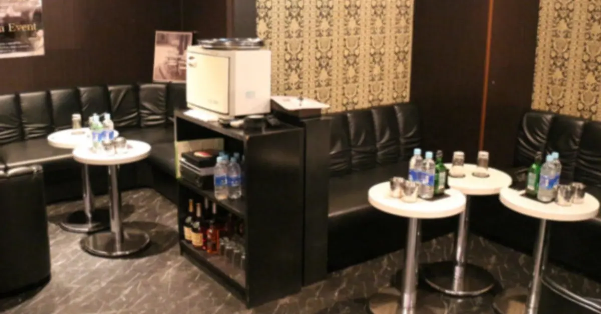 津田沼クラウンのメインフロア 店内内装+カウンター側から撮影