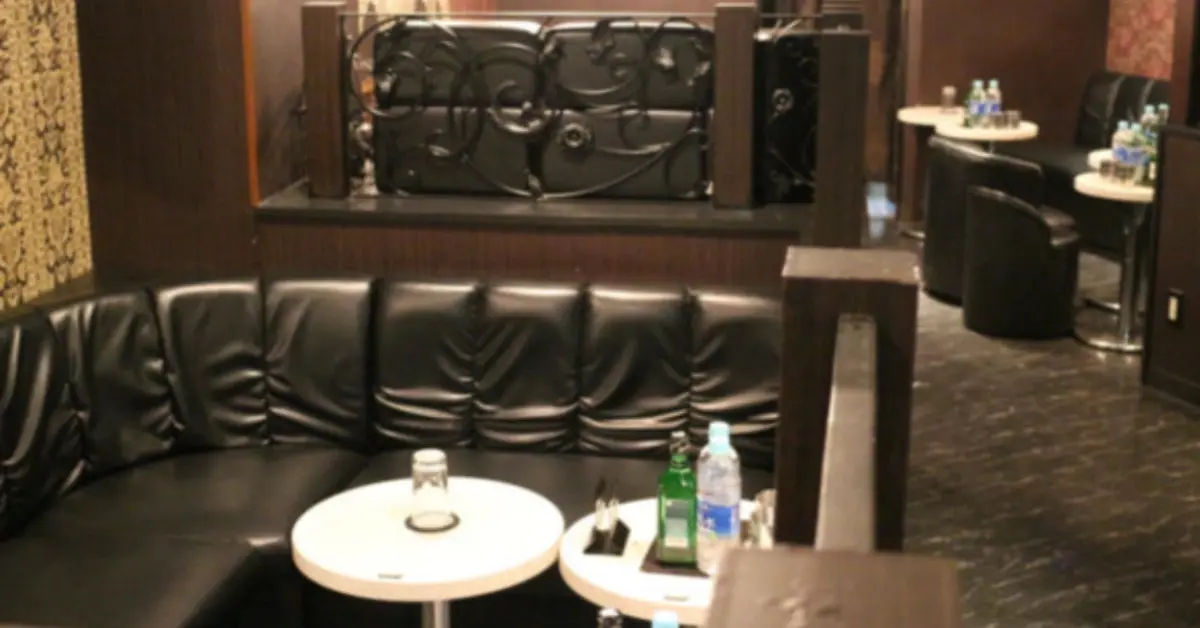 津田沼クラウンのメインフロア 店内内装+ソファ側から撮影