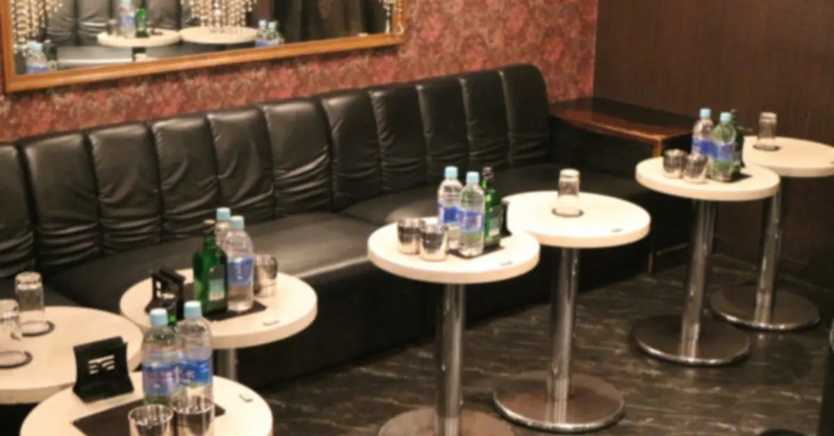 津田沼クラウンのメインフロア 店内内装+テーブル側から撮影