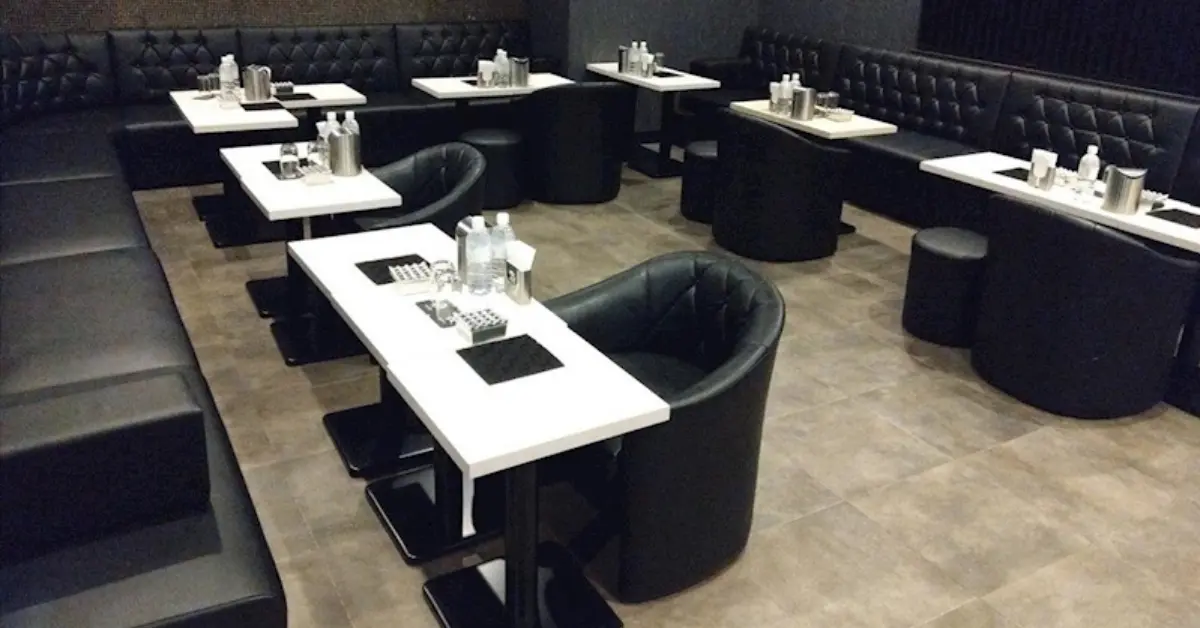 津田沼雅(ミヤビ)のメインフロア 店内内装+通路側から撮影