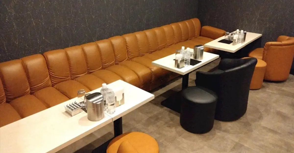 津田沼雅(ミヤビ)のメインフロア 店内内装+ソファ側から撮影