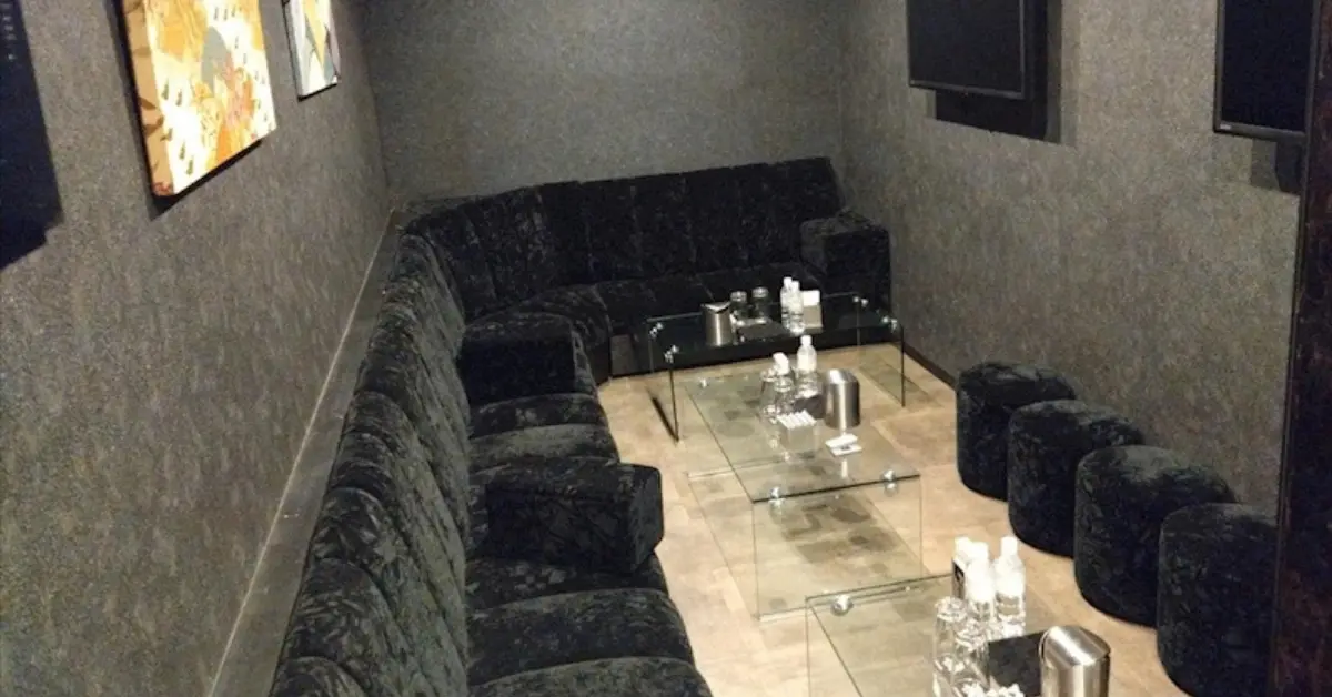 津田沼雅(ミヤビ)の個室VIPルーム 店内内装+ソファ側から撮影