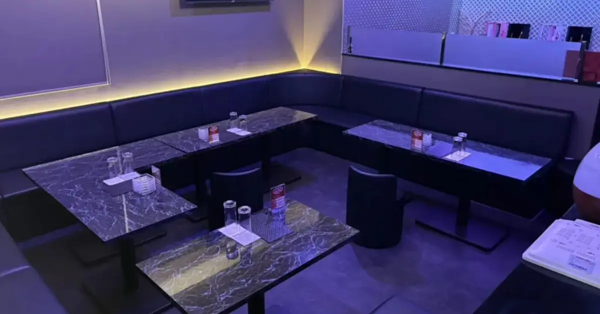 千葉富士見町セレーネのメインフロア 店内内装+ソファ側から撮影