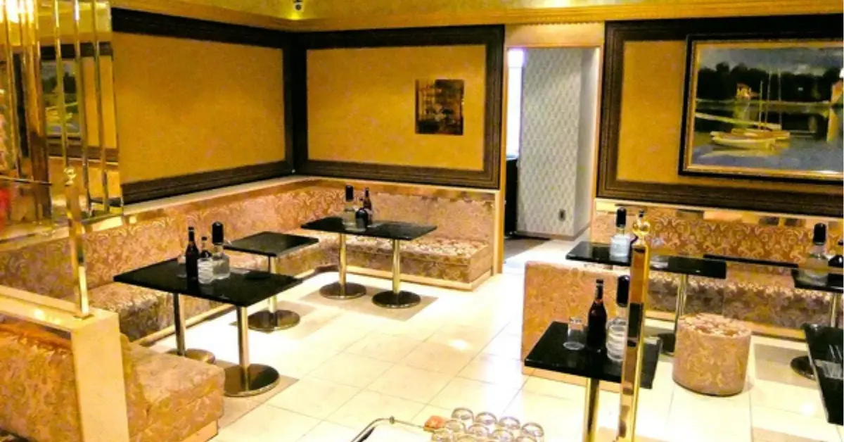 船橋セリーヌのメインフロア 店内内装+通路側から撮影