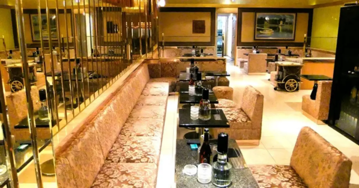 船橋セリーヌのメインフロア 店内内装+ソファ側から撮影