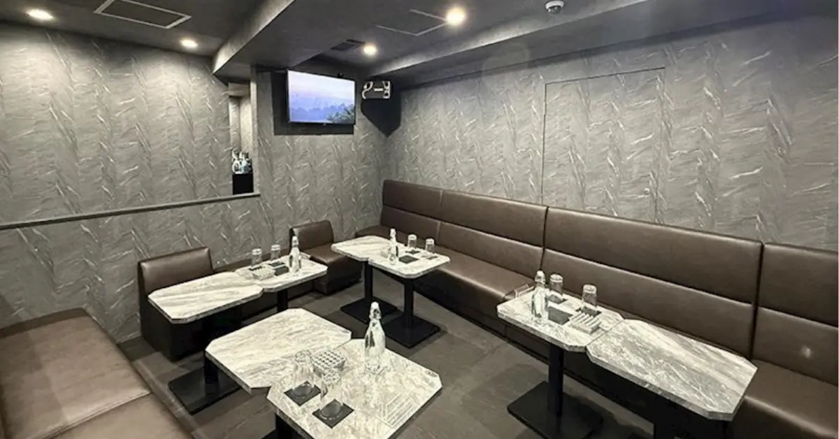 船橋ルアンのメインフロア 店内内装+ソファ側から撮影