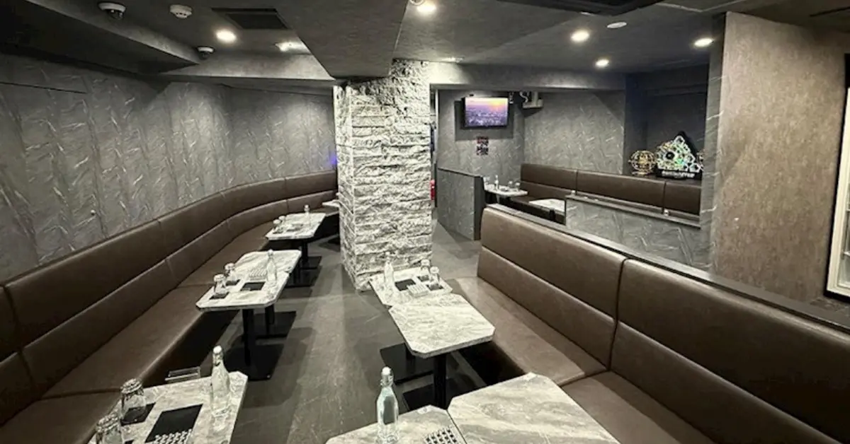 船橋ルアンのメインフロア 店内内装+テーブル側から撮影