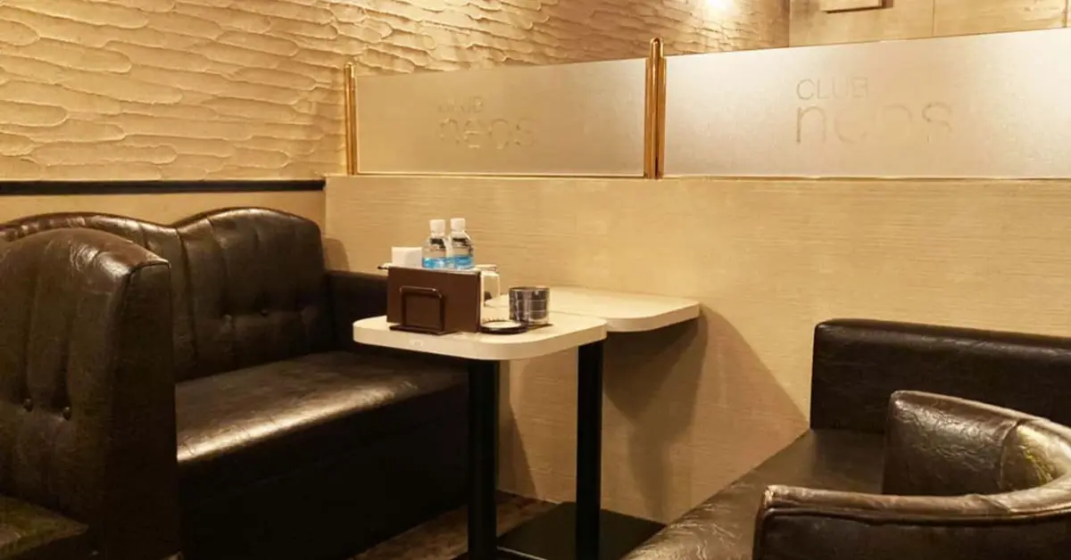 船橋ネオスのメインフロア 店内内装+ソファ側から撮影