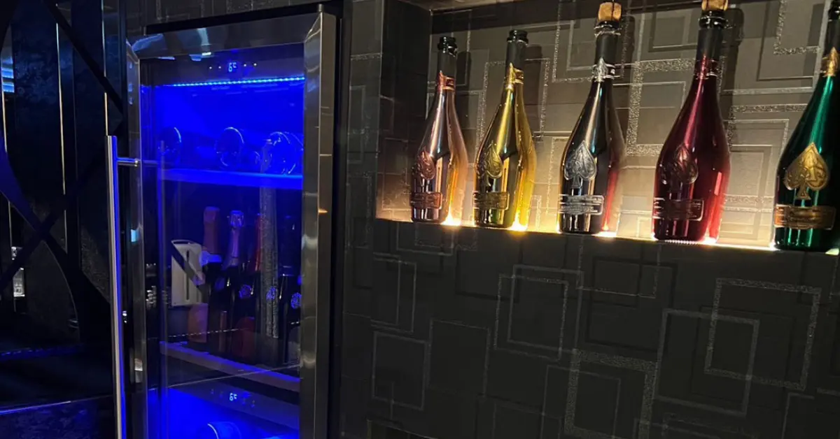 市原五井ジェネレーションのメインフロア 店内内装+入り口側から撮影