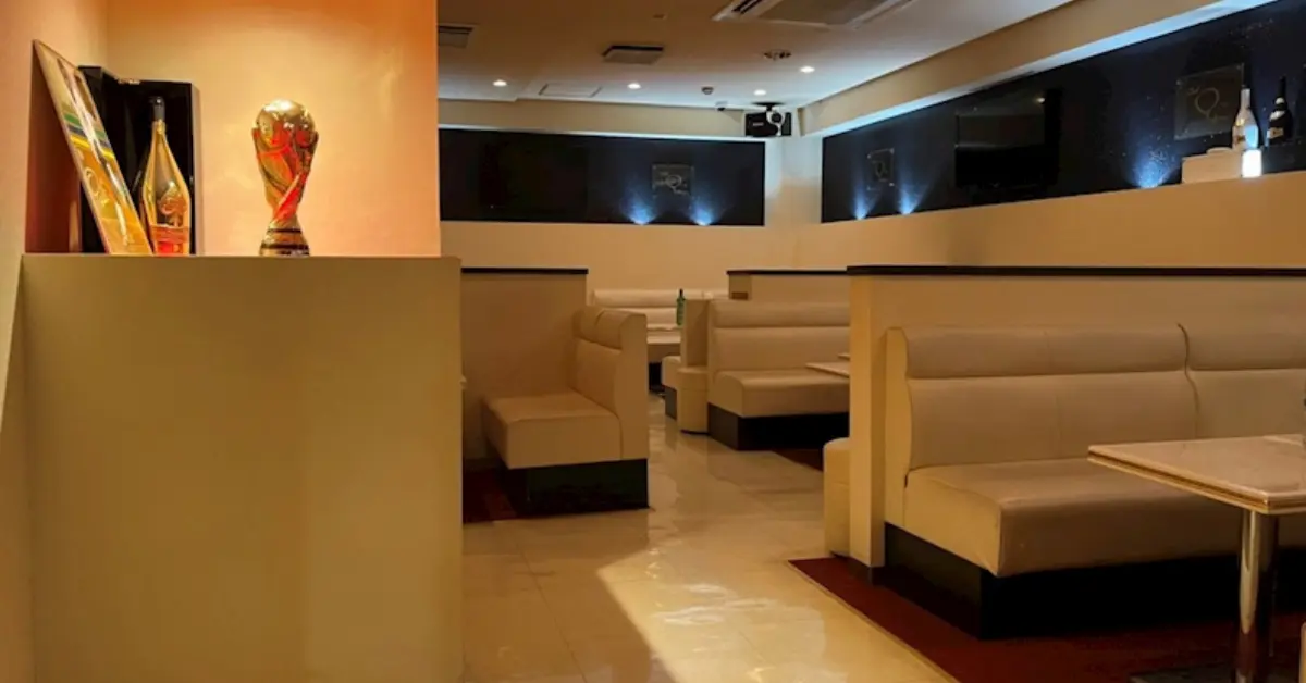 木更津ペレのメインフロア 店内内装+カウンター側から撮影