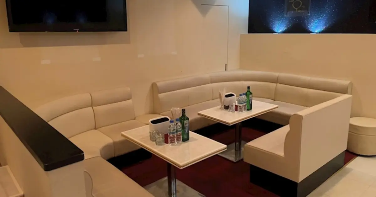 木更津ペレのメインフロア 店内内装+ソファ側から撮影