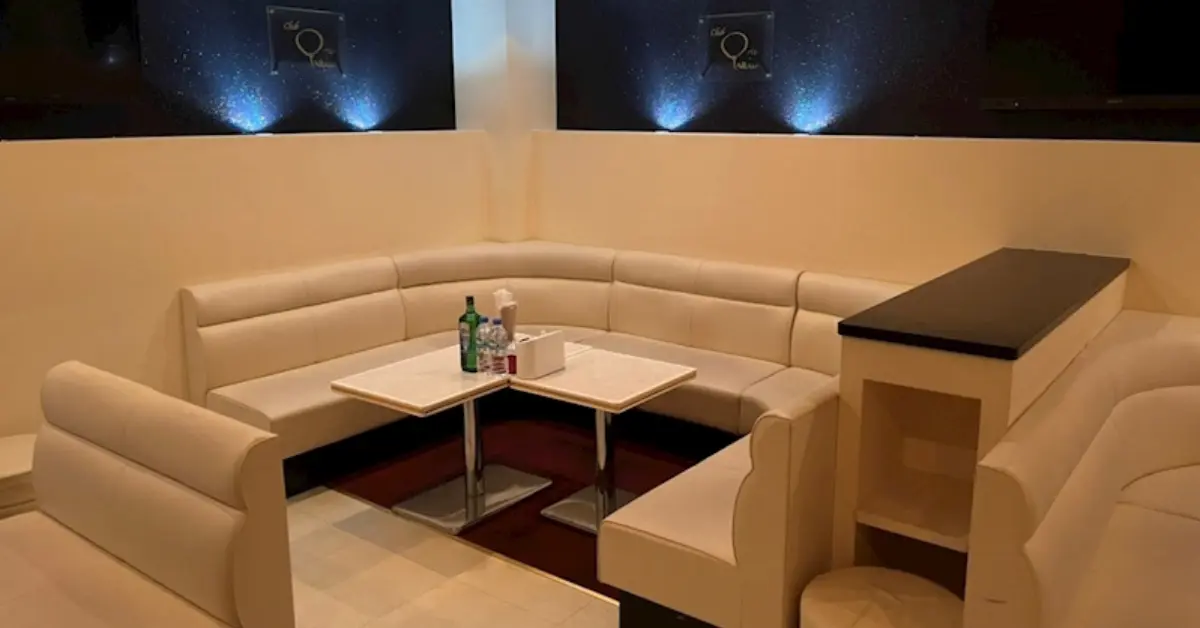 木更津ペレのメインフロア 店内内装+テーブル側から撮影