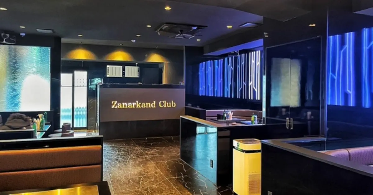 木更津ザナルカンドクラブのメインフロア 店内内装+テーブル側から撮影