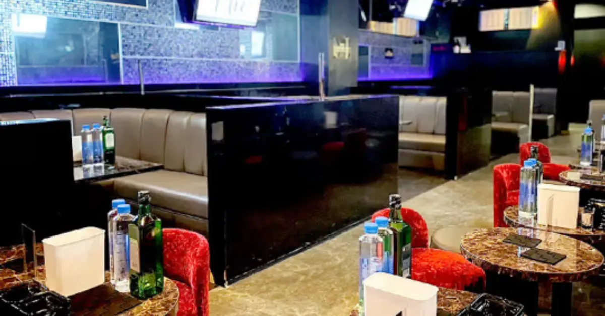 木更津ゼシカのメインフロア 店内内装+ソファ側から撮影