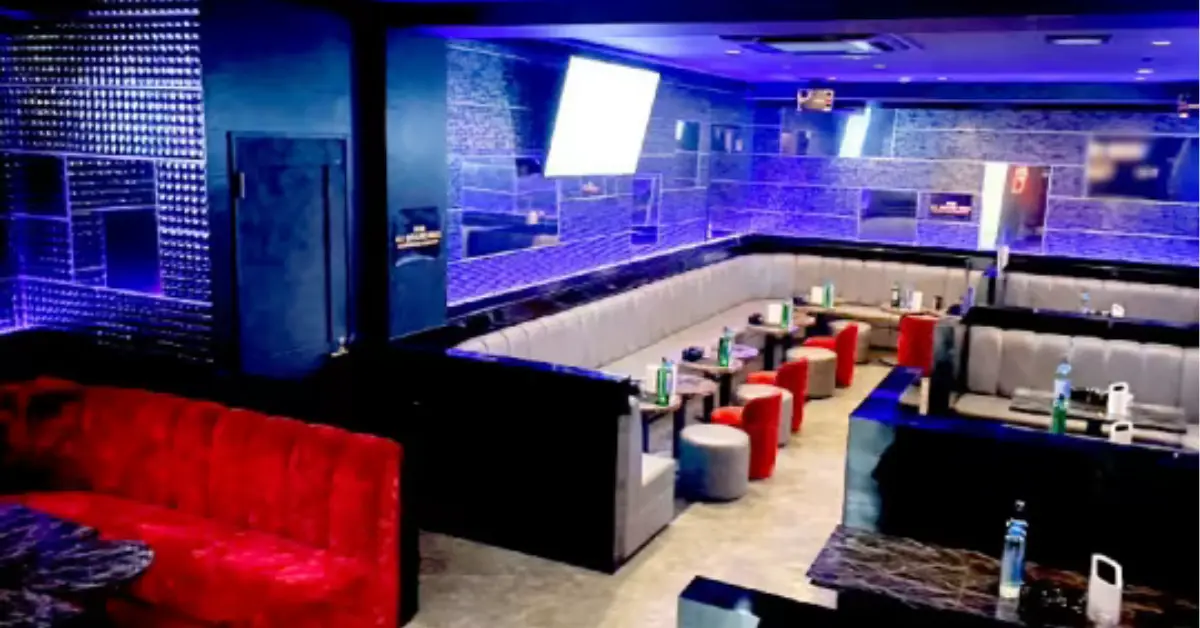 木更津ゼシカのメインフロア 店内内装+テーブル側から撮影