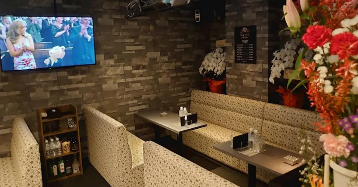 松戸レイアのメインフロア 店内内装+ソファ側から撮影