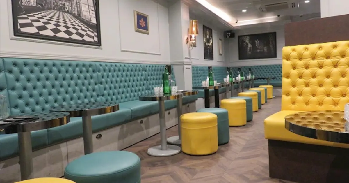 成田エルニドのメインフロア 店内内装+通路側から撮影