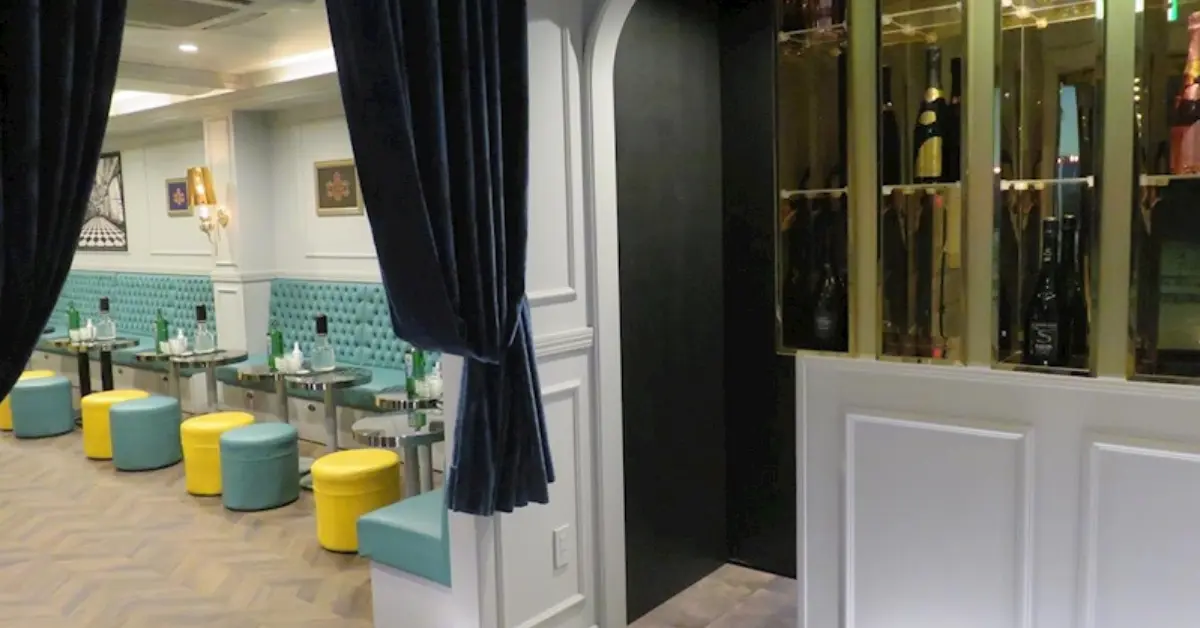 成田エルニドのメインフロア 店内内装+入り口側から撮影