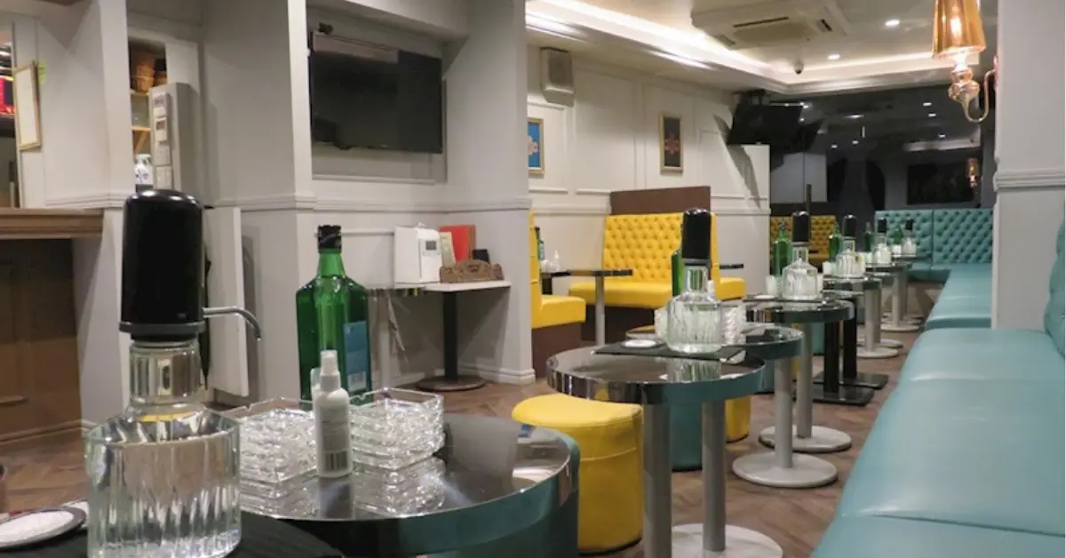 成田エルニドのメインフロア 店内内装+ソファ側から撮影